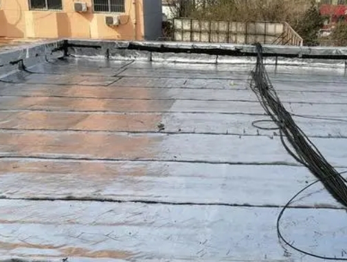 广饶卫生间漏水维修公司分享下广饶屋面楼顶防水刚性防水层施工要点。